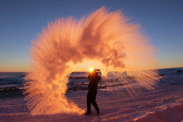 Ở Nam Cực, bạn có thể nhìn thấy nước đóng băng ngay trên không khi hất nước nóng vào không khí lạnh